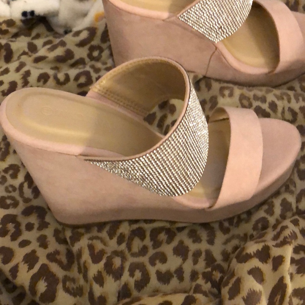 WILD DIVA Lounge Dusty Rose Wedge w/Embellishment